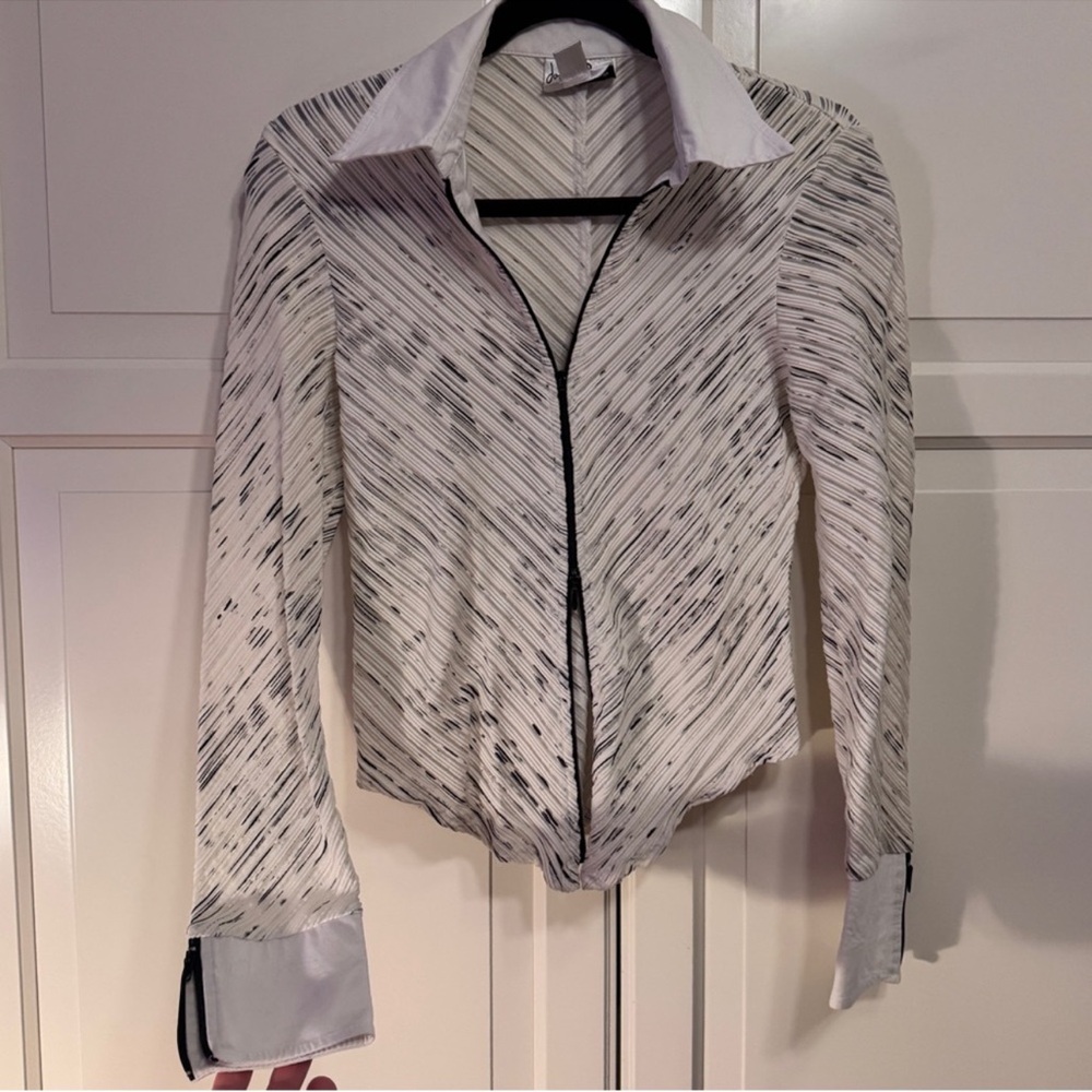 Vintage Joseph Ribkoff Black and White
2-way zip collared shirt - size 6